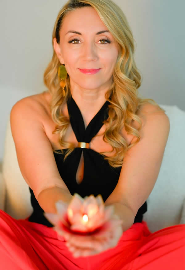 Nelli Halfinger mit Lotusblütenkerze